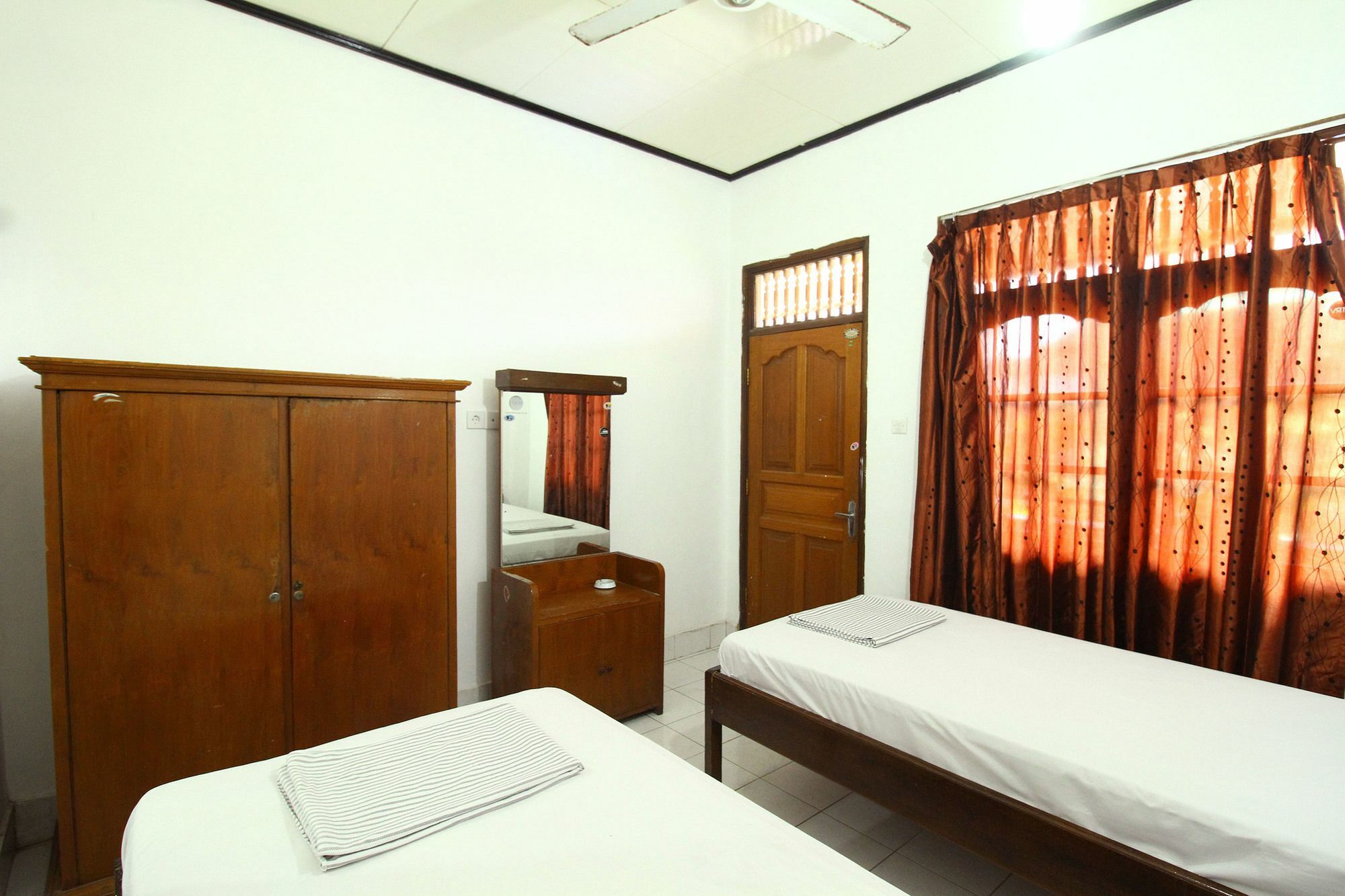Dua Dara Inn Kuta Legian Buitenkant foto