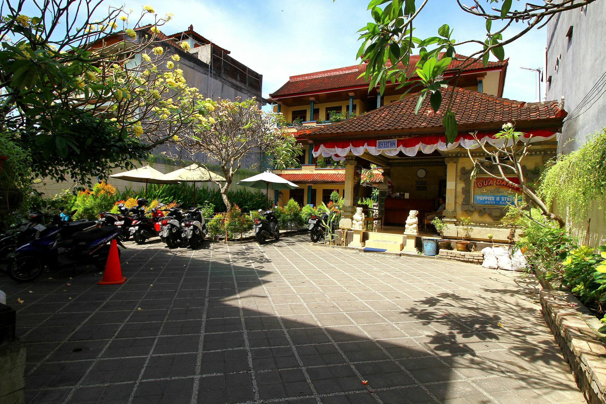 Dua Dara Inn Kuta Legian Buitenkant foto