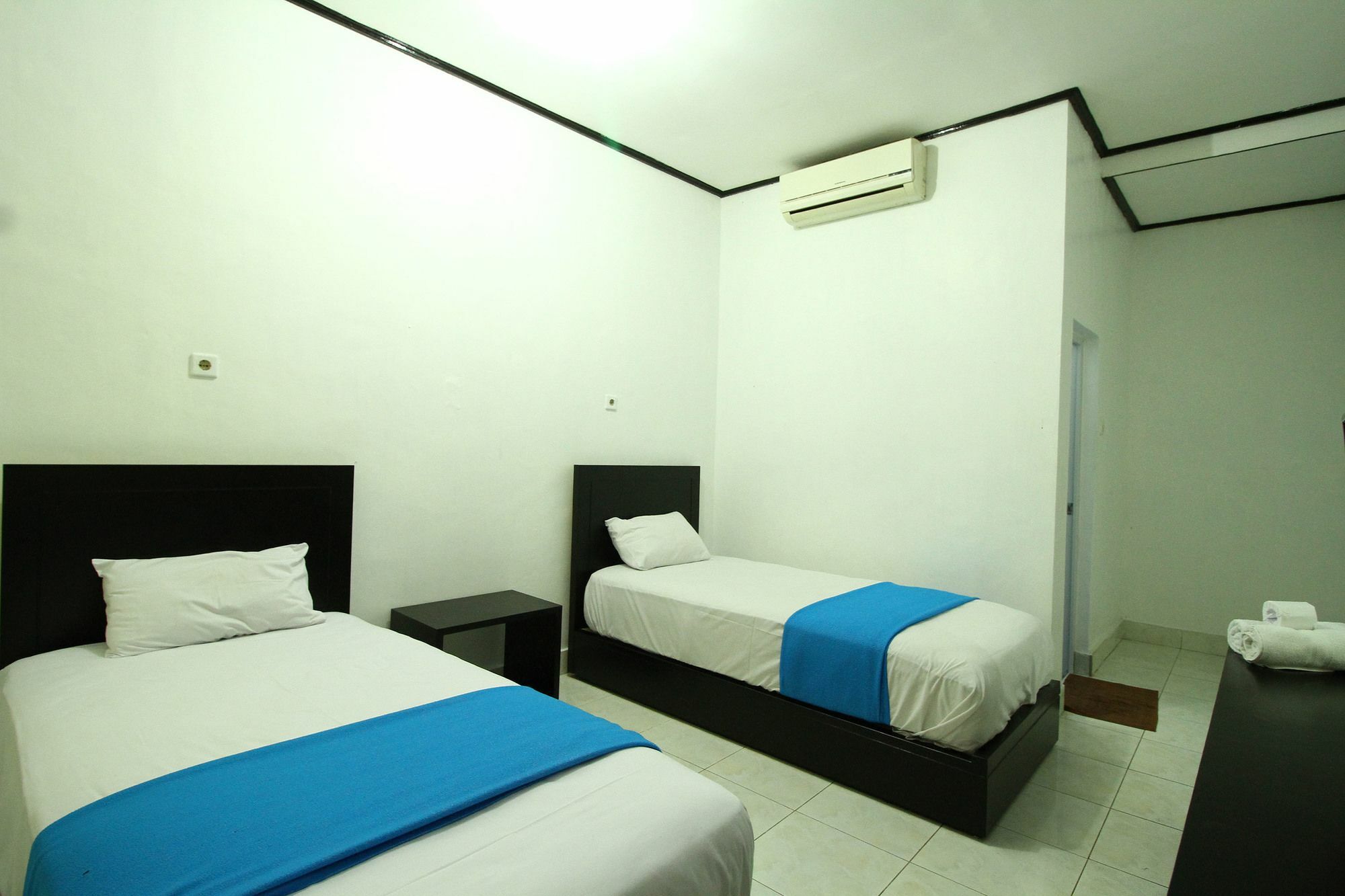 Dua Dara Inn Kuta Legian Buitenkant foto