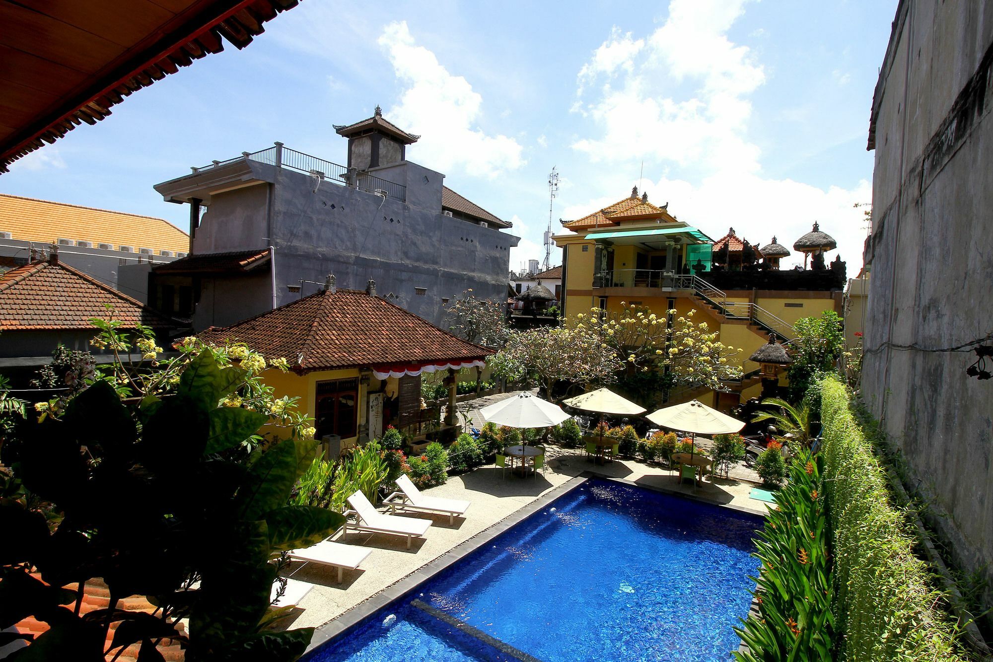 Dua Dara Inn Kuta Legian Buitenkant foto