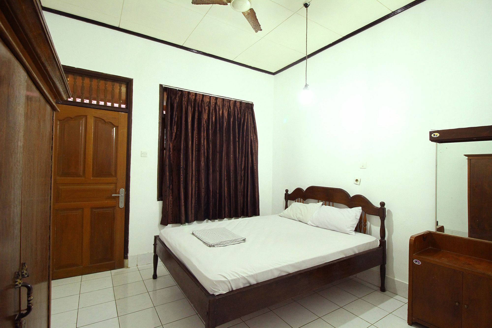 Dua Dara Inn Kuta Legian Buitenkant foto